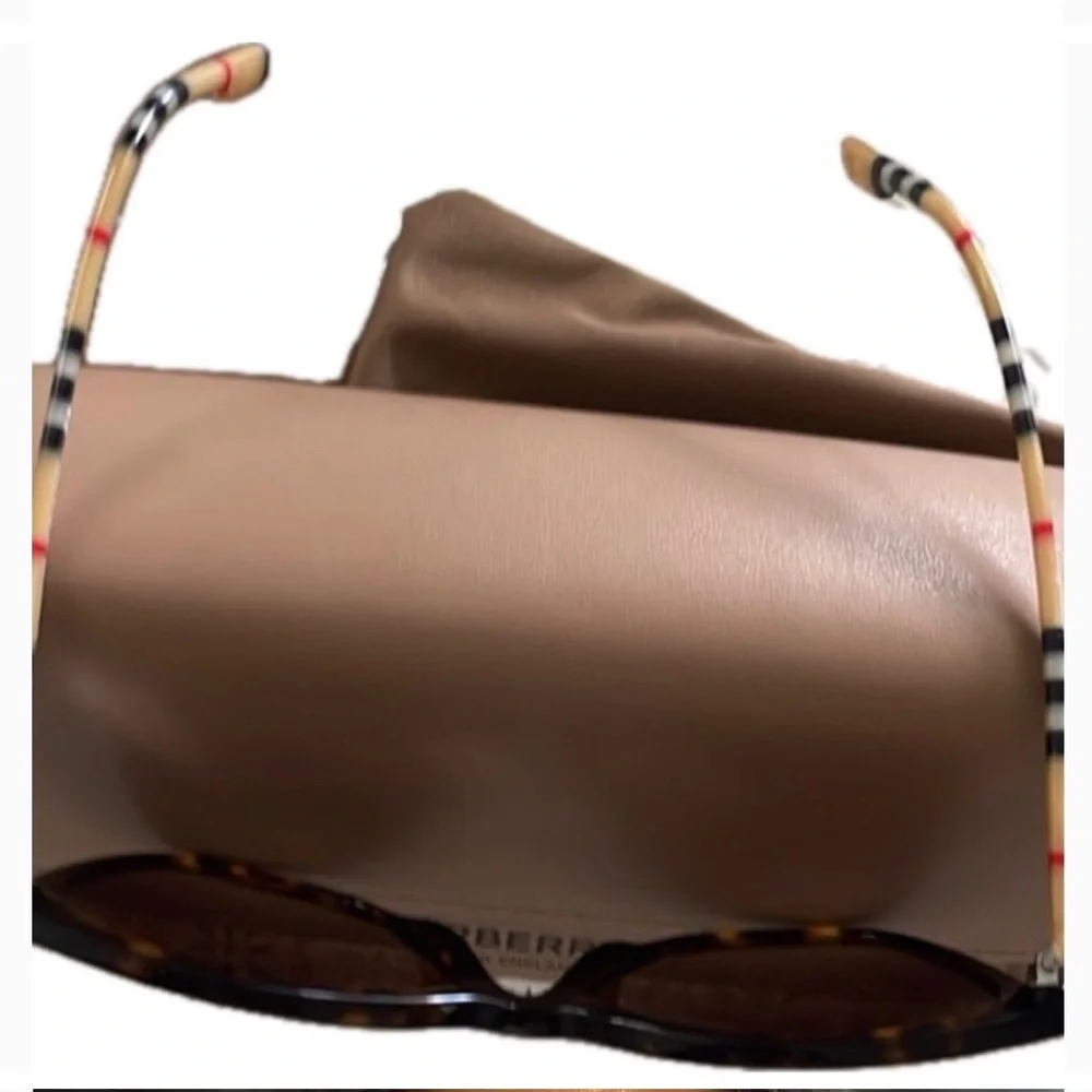Burberry Sunglasses NWOT - Picture 11 of 16
